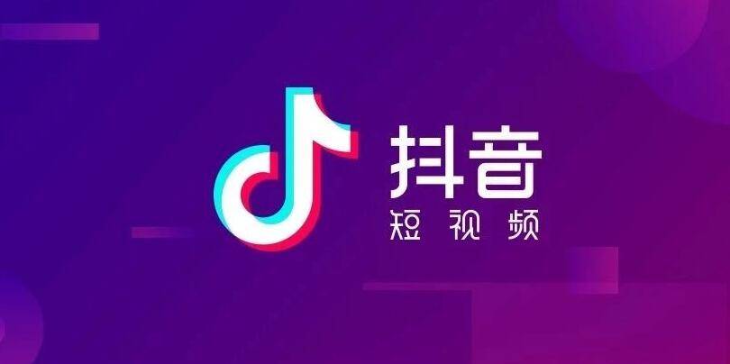 优化直播封面和正如前文所述，封面和标题是吸引观众点击的首要因素。尝试使用有吸引力的封面图片，并且标题应简洁明了，突出直播亮点，比如“教你5分钟学会某种技能”或“揭秘某种产品的隐藏功能”等。
